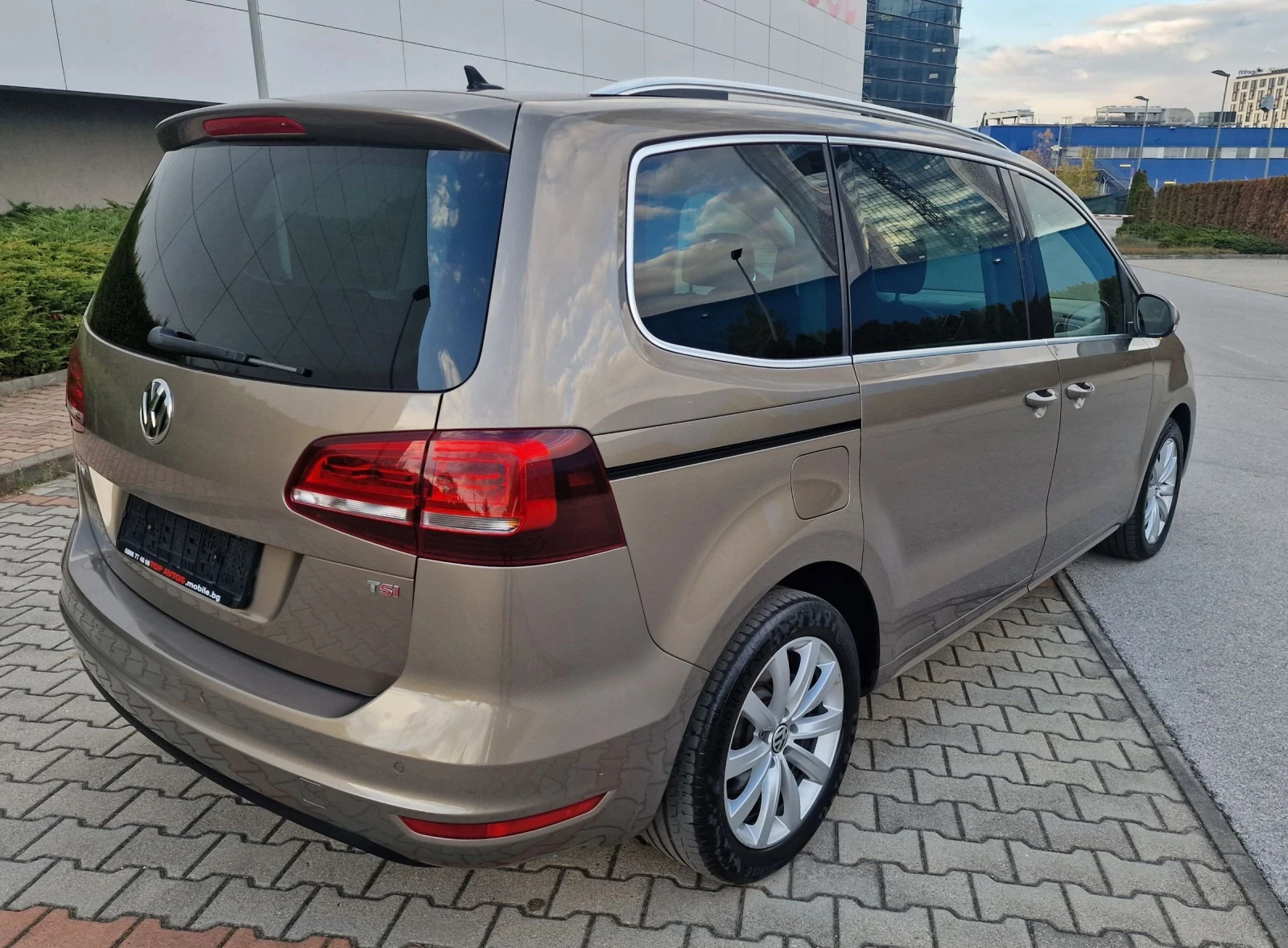 VW Sharan 7 места/БЕНЗИН/DSG - 6ck/HIGHLINE/* FACELIFT*  - изображение 4