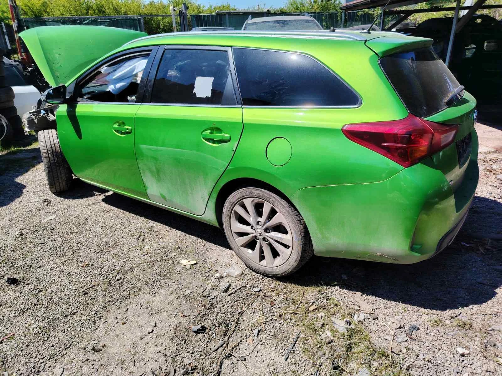 Toyota Auris 1.8 hibrid, снимка 4 - Автомобили и джипове - 54423818