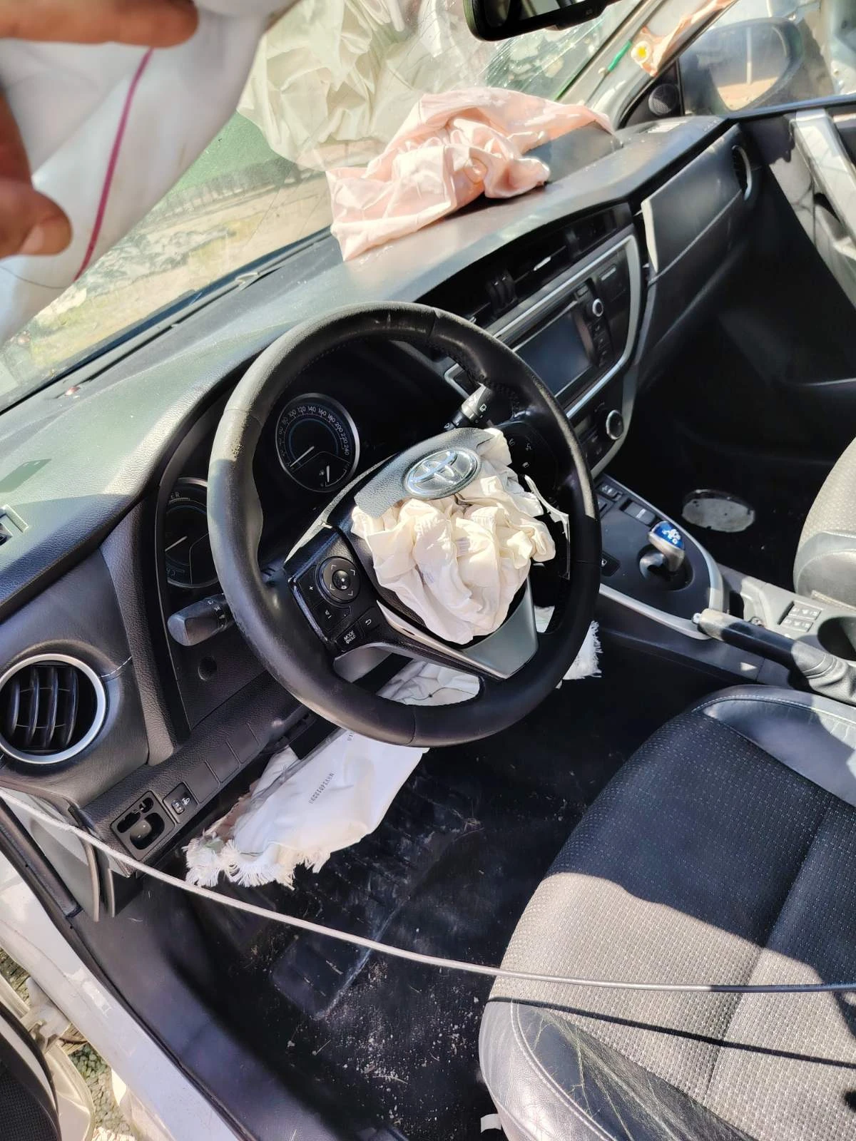 Toyota Auris 1.8 hibrid, снимка 7 - Автомобили и джипове - 54423818