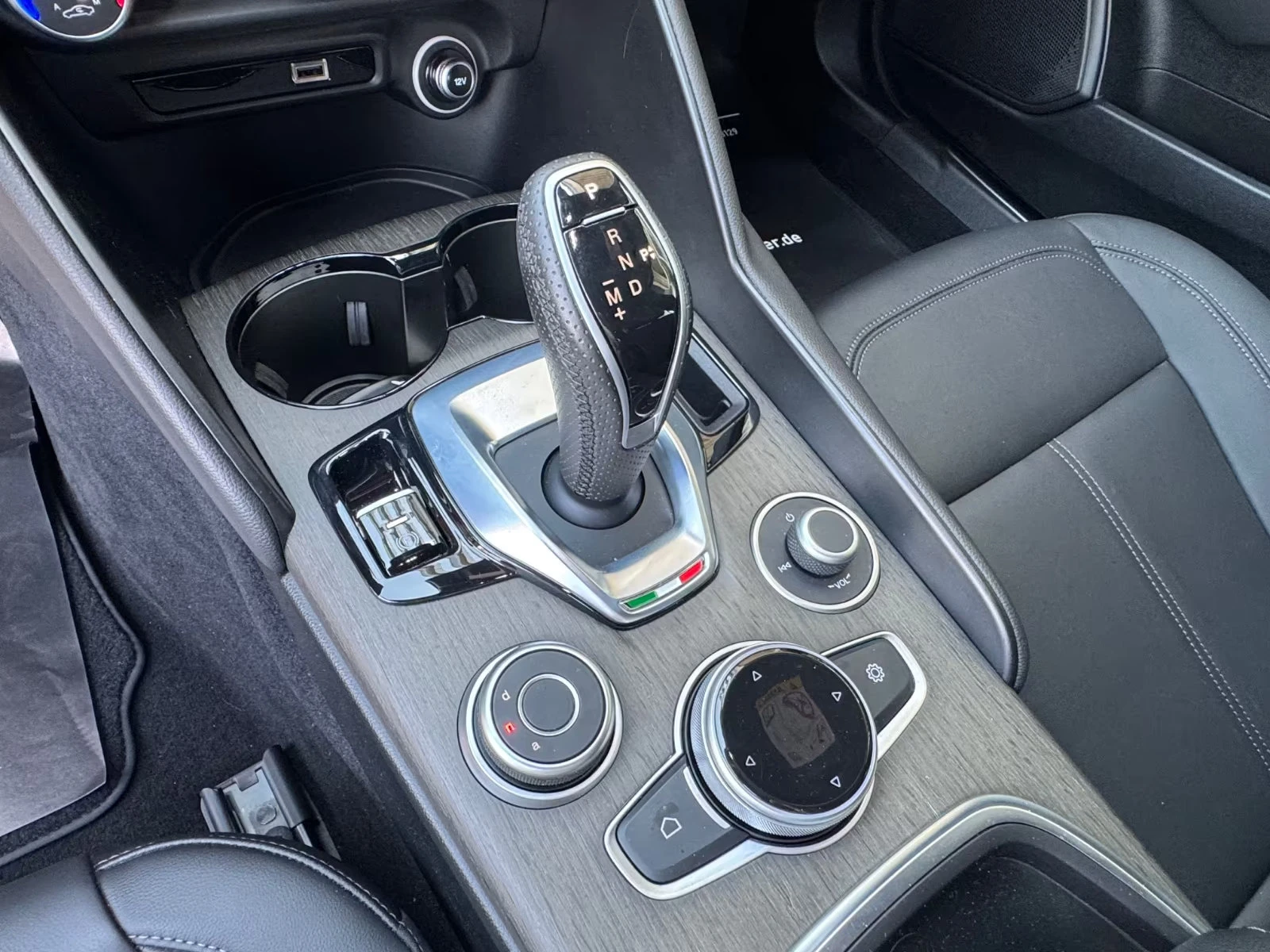 Alfa Romeo Giulia Ti Q4/280HP/CAM/MEMO/ACC/DIGI/NAVI/LED/545q, снимка 13 - Автомобили и джипове - 55474315