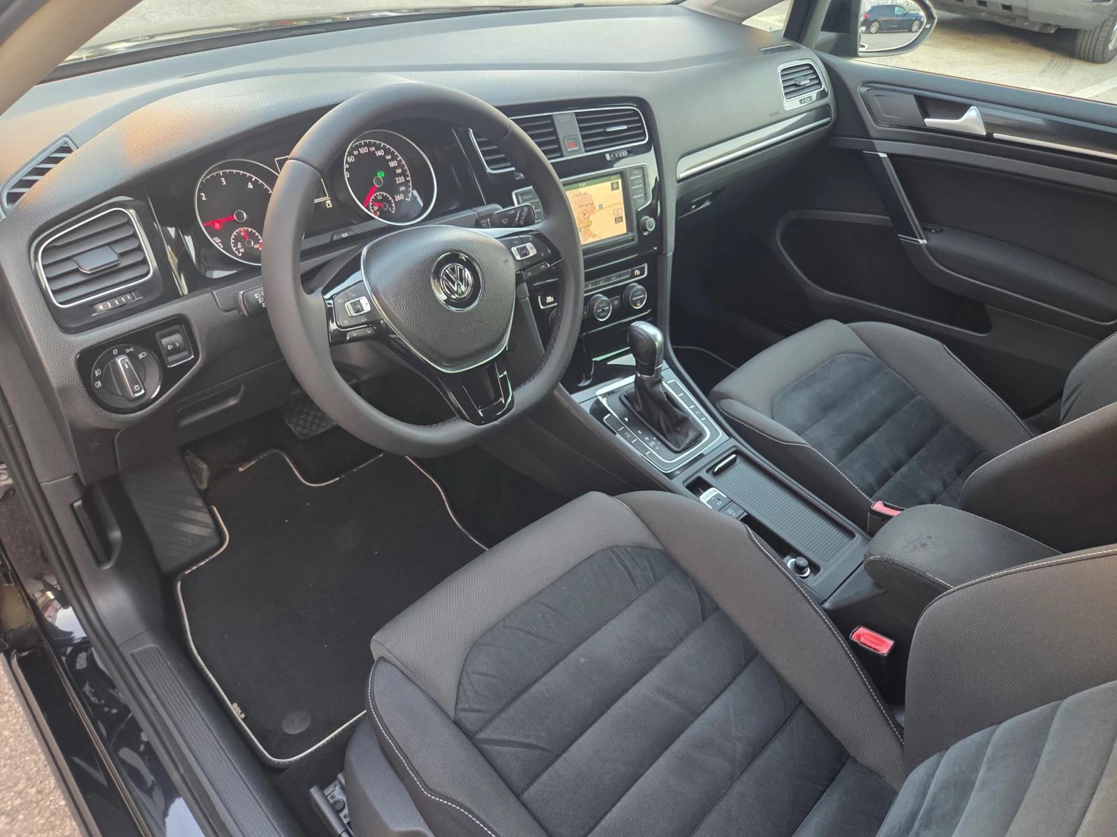 VW Golf VII 1.6 TDI/Executive/BlueMotion/AT/Navi , снимка 9 - Автомобили и джипове - 55532420