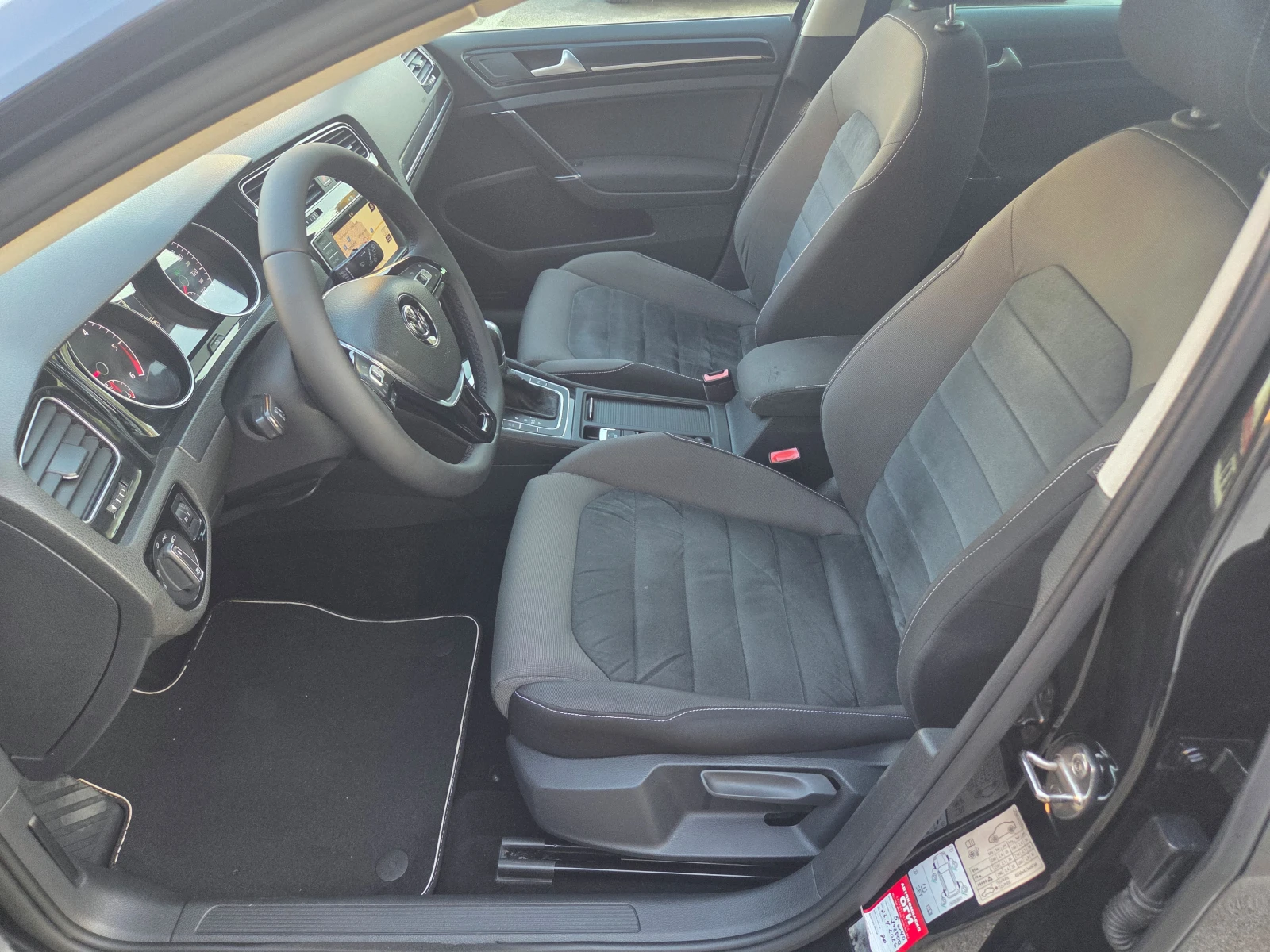 VW Golf VII 1.6 TDI/Executive/BlueMotion/AT/Navi , снимка 10 - Автомобили и джипове - 55532420