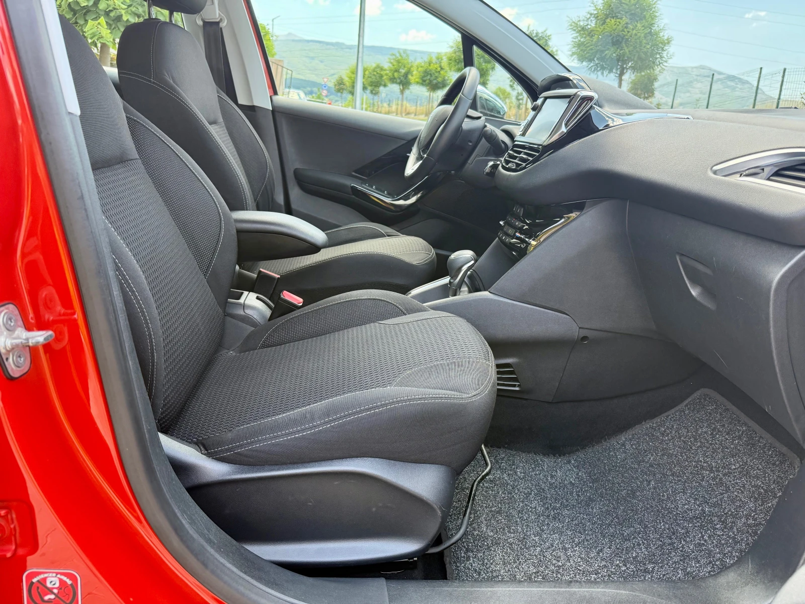 Peugeot 208 1.2 PURE TECH АВТОМАТ/НАВИ/КАМЕРА, снимка 11 - Автомобили и джипове - 55580565