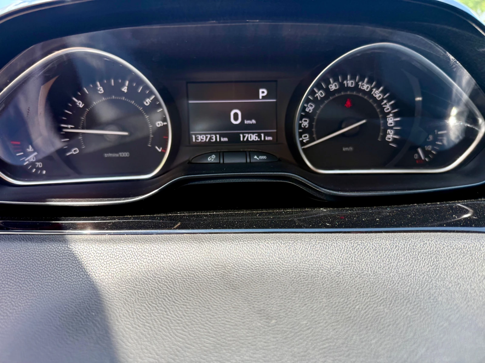 Peugeot 208 1.2 PURE TECH АВТОМАТ/НАВИ/КАМЕРА, снимка 14 - Автомобили и джипове - 55580565