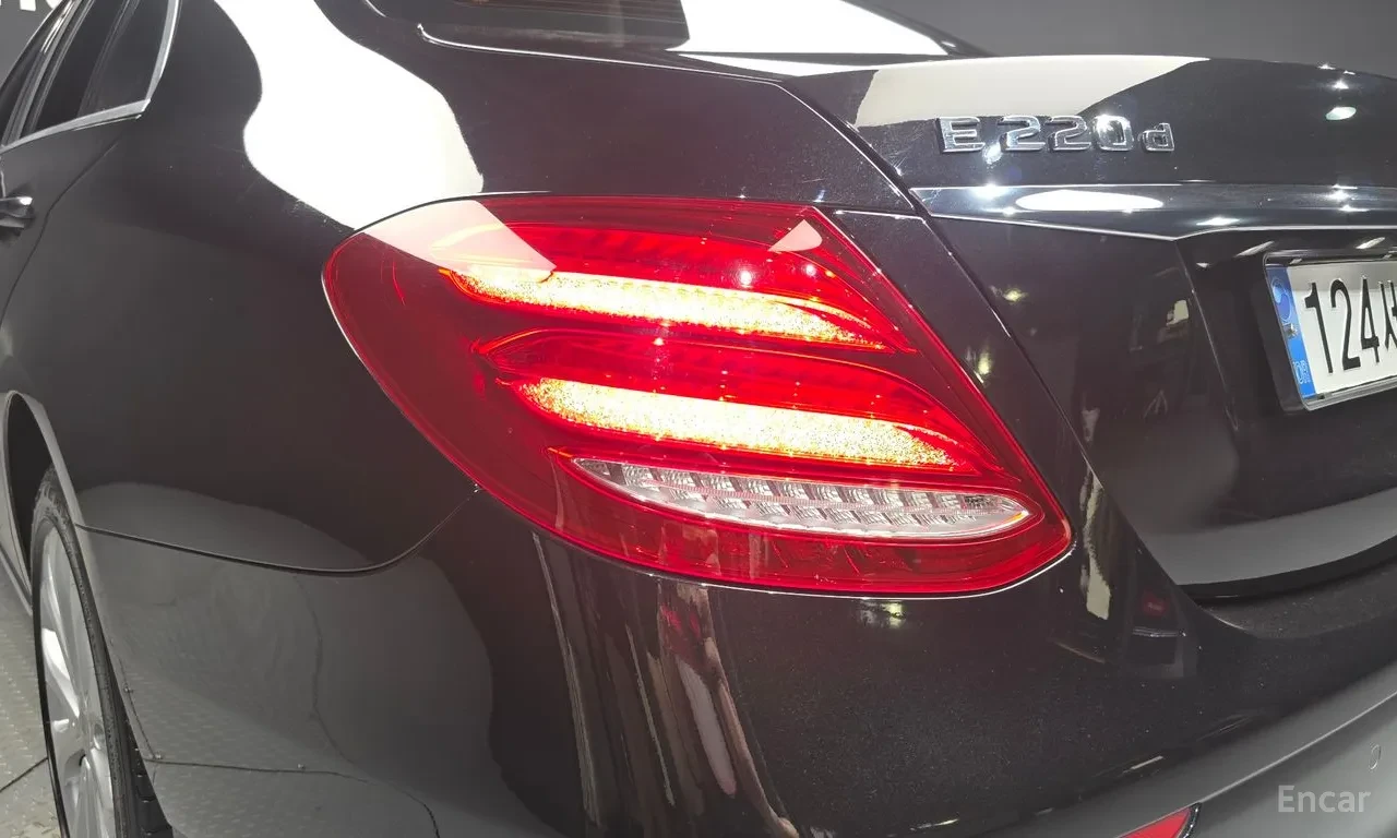 Mercedes-Benz E 220 4MATIC | EXCLUSIVE, снимка 6 - Автомобили и джипове - 56609863