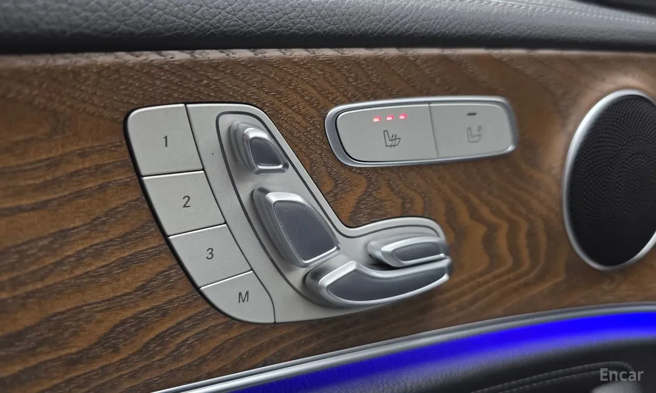 Mercedes-Benz E 220 4MATIC | EXCLUSIVE, снимка 17 - Автомобили и джипове - 56609863