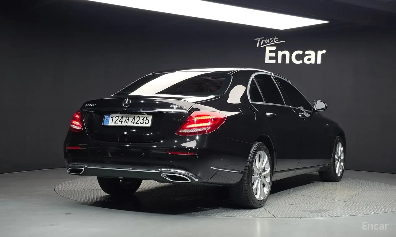 Mercedes-Benz E 220 4MATIC | EXCLUSIVE, снимка 2 - Автомобили и джипове - 56609863