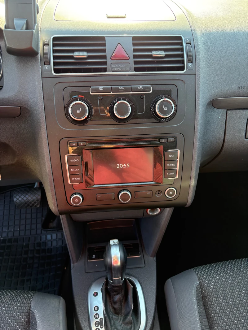 VW Touran 2.0 TDCI, снимка 8 - Автомобили и джипове - 48999254