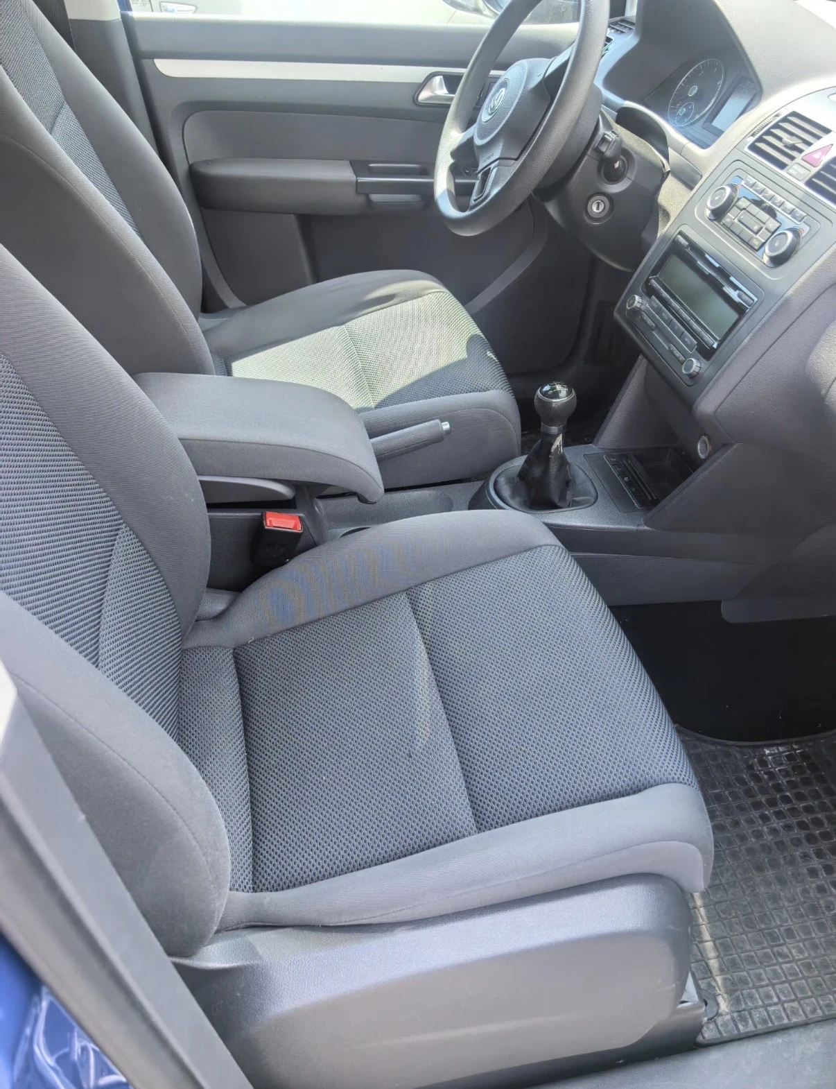 VW Touran 1.6 TDI, снимка 5 - Автомобили и джипове - 48999254