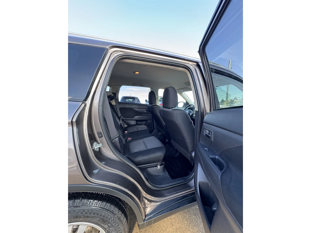 Mitsubishi Outlander AWD SE, снимка 11 - Автомобили и джипове - 53732694