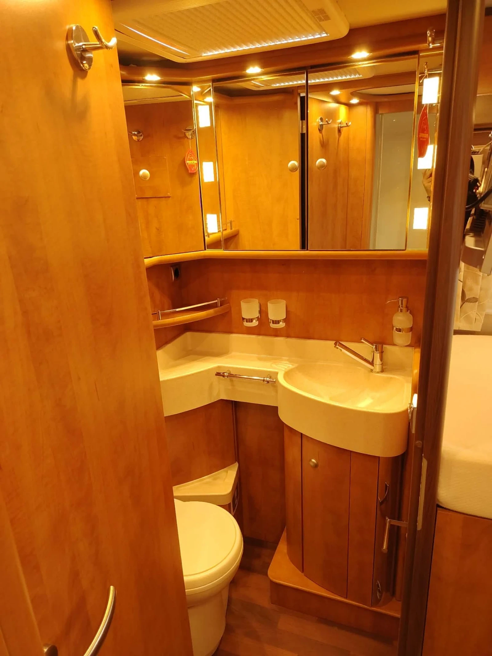 Кемпер Carthago Chic C-LINE I 4.9 - изображение 10