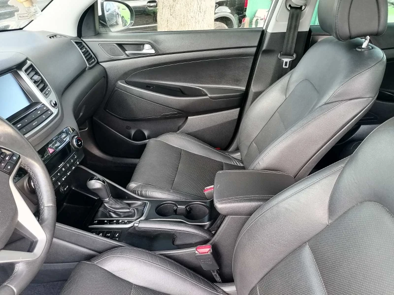 Hyundai Tucson 2.0 CRDI 4X4, снимка 11 - Автомобили и джипове - 52404905