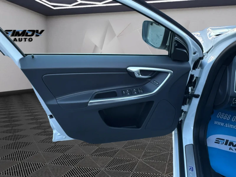 Volvo XC60 3.0T6 R-DESIGN ДИСТРОНИК KEYLESSGO КАМЕРА SWISS, снимка 8 - Автомобили и джипове - 52415040