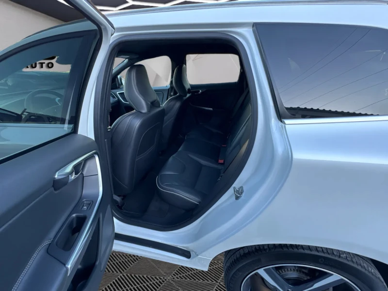 Volvo XC60 3.0T6 R-DESIGN ДИСТРОНИК KEYLESSGO КАМЕРА SWISS, снимка 12 - Автомобили и джипове - 52415040