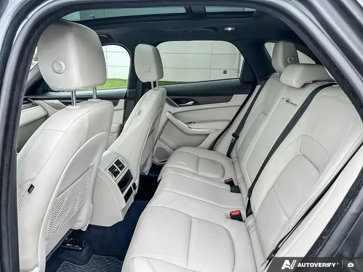 Jaguar F-PACE P340 3.0 V6 * RARE CAR* * CARFAX * АВТО КРЕДИТ * , снимка 9 - Автомобили и джипове - 54732868