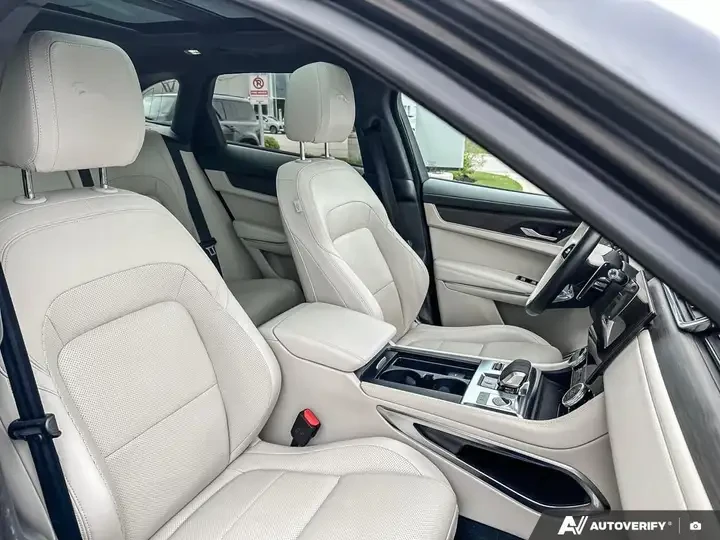 Jaguar F-PACE P340 3.0 V6 * RARE CAR* * CARFAX * АВТО КРЕДИТ * , снимка 8 - Автомобили и джипове - 54732868