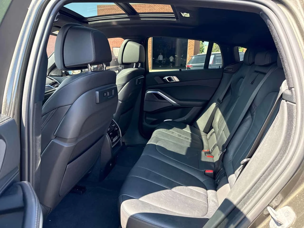 BMW X6 * xDrive40i* LASER* DISTRONIC* COMFORT SEATS* 360*, снимка 11 - Автомобили и джипове - 55466437