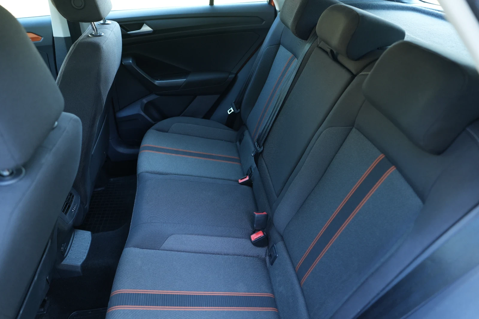 VW T-Roc, снимка 7 - Автомобили и джипове - 56127053