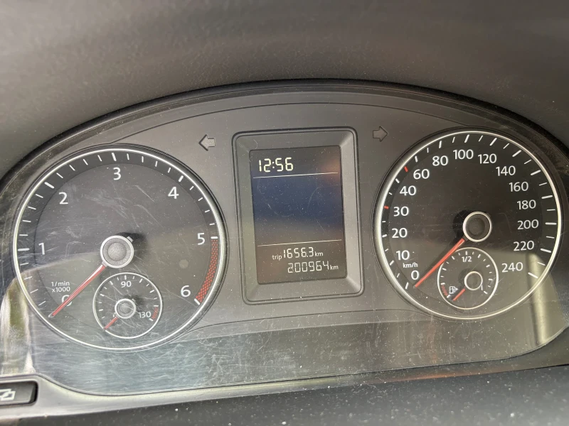 VW Touran  Цената е крайна! Без бартери!, снимка 7 - Автомобили и джипове - 52555356