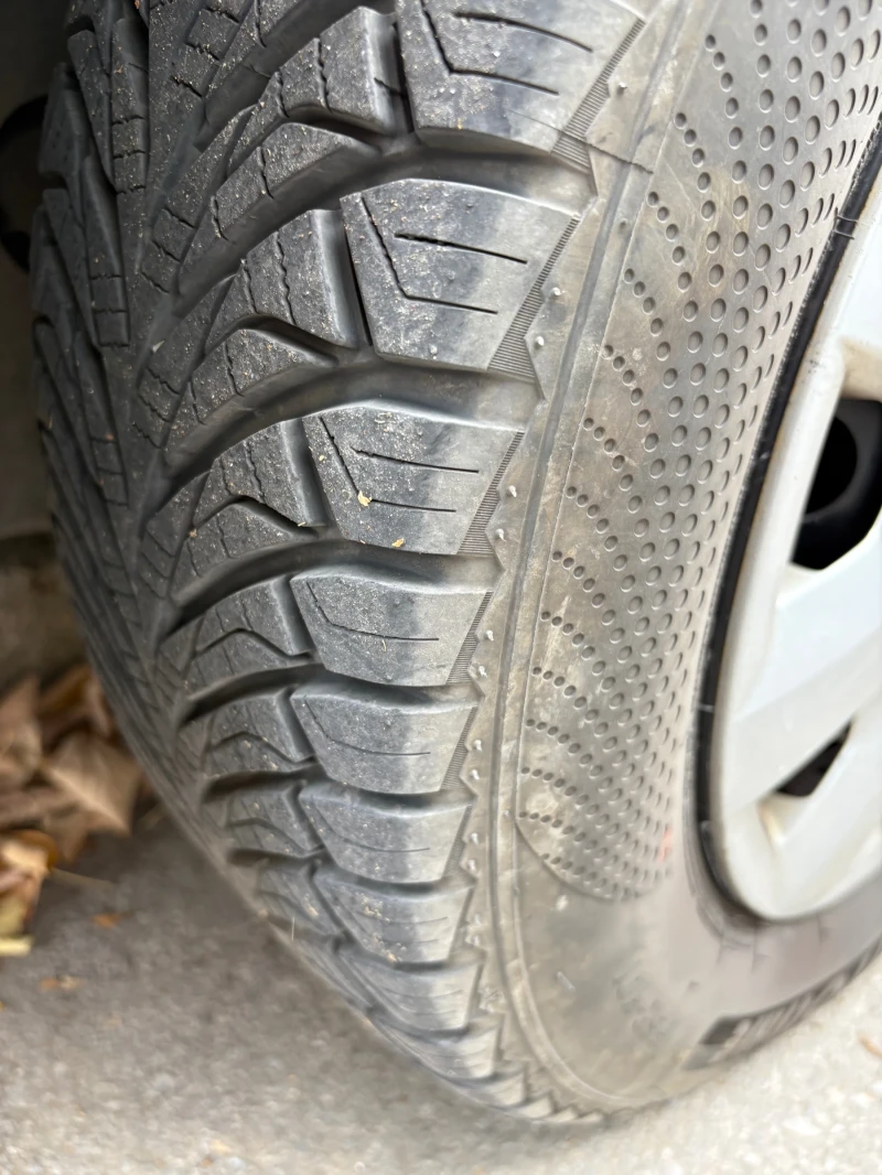 VW Touran  Цената е крайна! Без бартери!, снимка 8 - Автомобили и джипове - 52555356