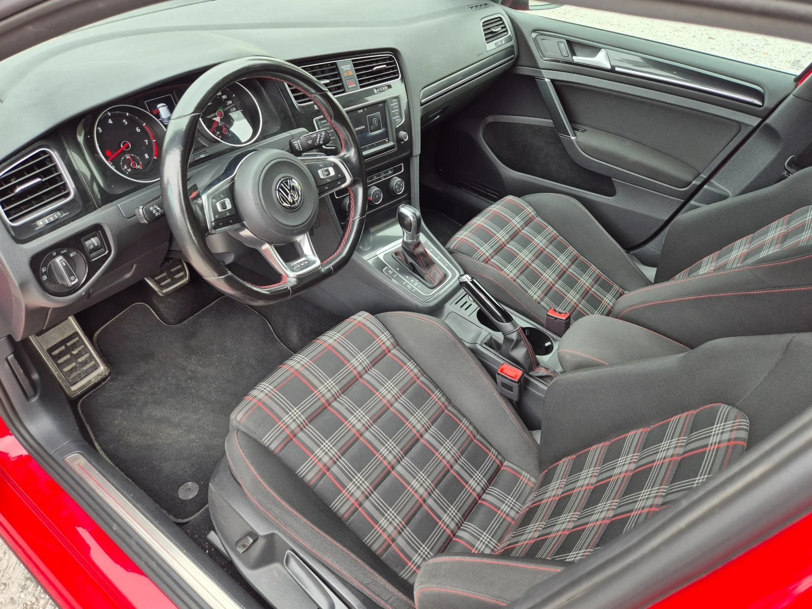 VW Golf 2.0T 211+ + GTI AKRAPOVICH | Mobile.bg   13