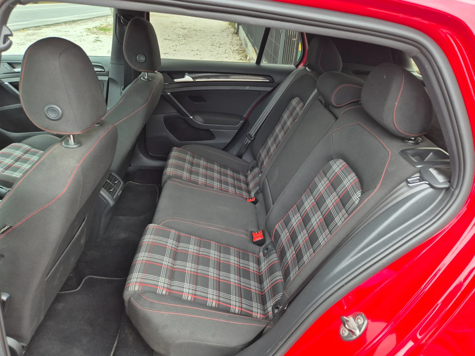 VW Golf 2.0T 211+ + GTI AKRAPOVICH | Mobile.bg   12