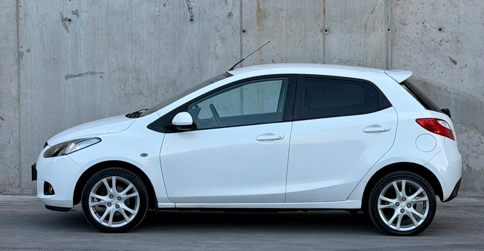 Mazda 2 1.3 бензин * Климатик * * Нов внос* , снимка 4 - Автомобили и джипове - 55609961