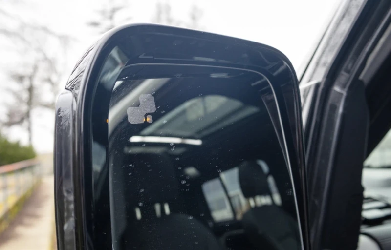 Land Rover Defender D300 MHEV X-Dynamic SE, снимка 14 - Автомобили и джипове - 52660267