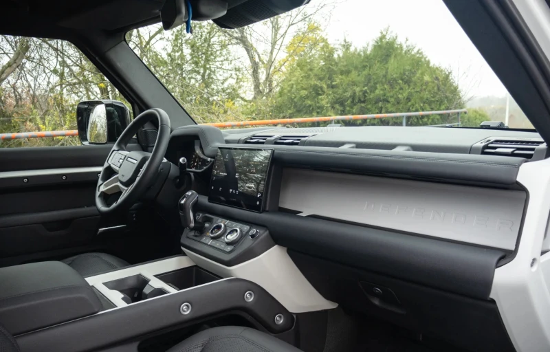 Land Rover Defender D300 MHEV X-Dynamic SE, снимка 8 - Автомобили и джипове - 52660267