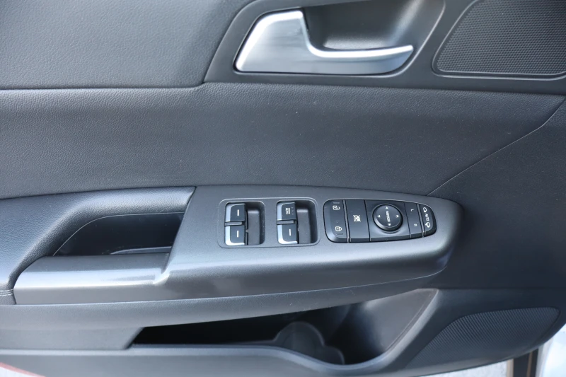 Kia Sportage 2.0CRDI* 4X4* , снимка 8 - Автомобили и джипове - 52801647