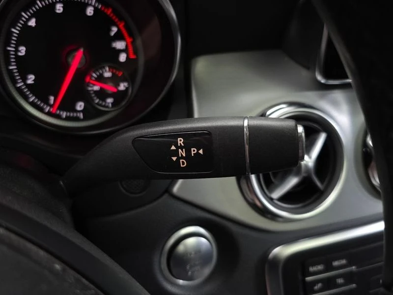 Mercedes-Benz GLA GLA220 Premium| 190к.с.| ВКЛ.ТЕХНОТЕСТ, снимка 9 - Автомобили и джипове - 55563334