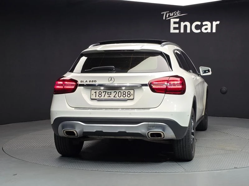 Mercedes-Benz GLA GLA220 Premium| 190к.с.| ВКЛ.ТЕХНОТЕСТ, снимка 4 - Автомобили и джипове - 55563334