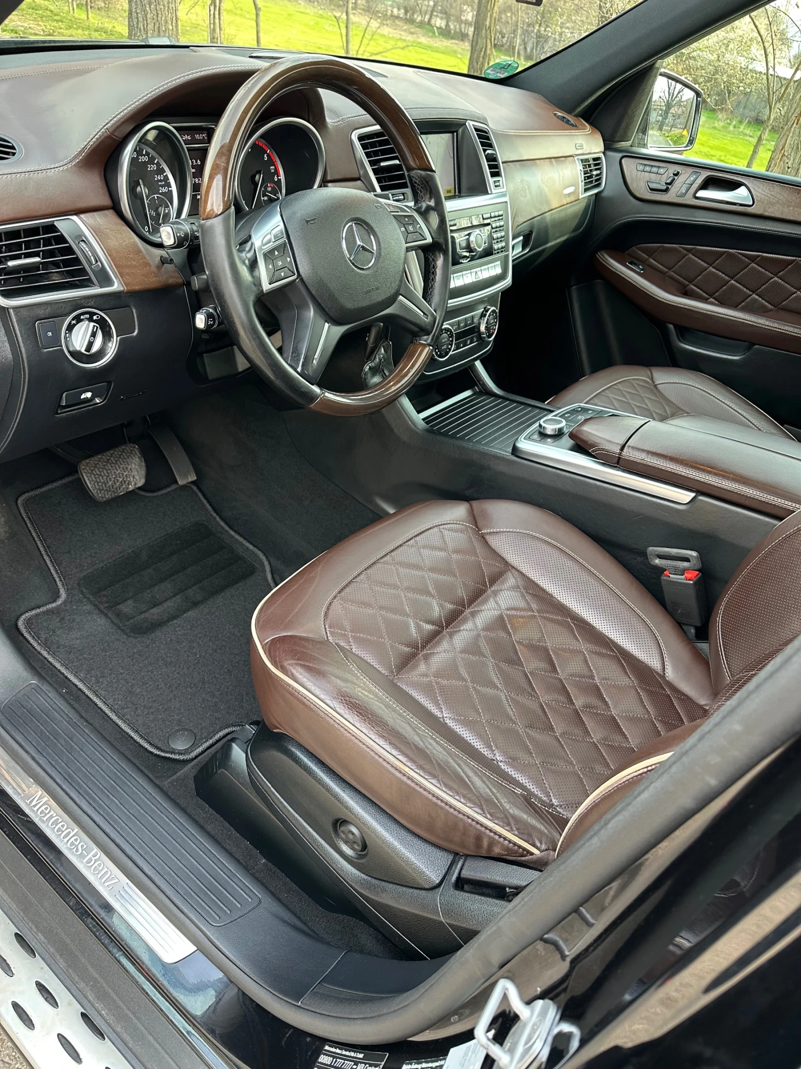 Mercedes-Benz ML 350 AMG/DISTRONIK/EDITION1/DESIGNO/MEMORY, снимка 8 - Автомобили и джипове - 53790783