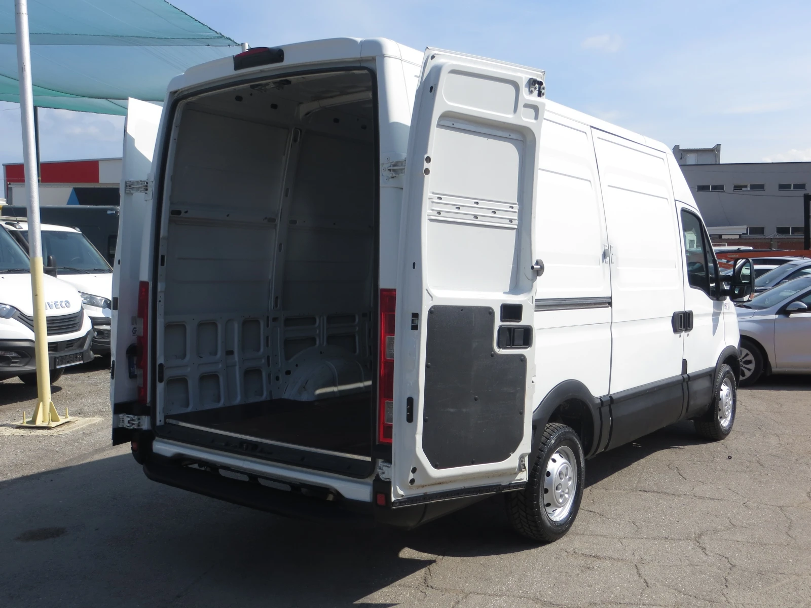 Iveco Daily 35S13-12 КУБ. М. ОБЕМ НА ТОВАРНОТО ПОМЕЩЕНИЕ, снимка 16 - Бусове и автобуси - 54619140