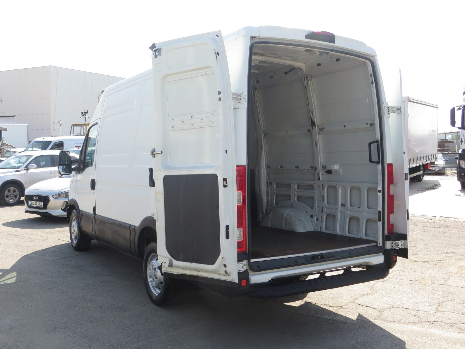 Iveco Daily 35S13-12 КУБ. М. ОБЕМ НА ТОВАРНОТО ПОМЕЩЕНИЕ, снимка 14 - Бусове и автобуси - 54619140