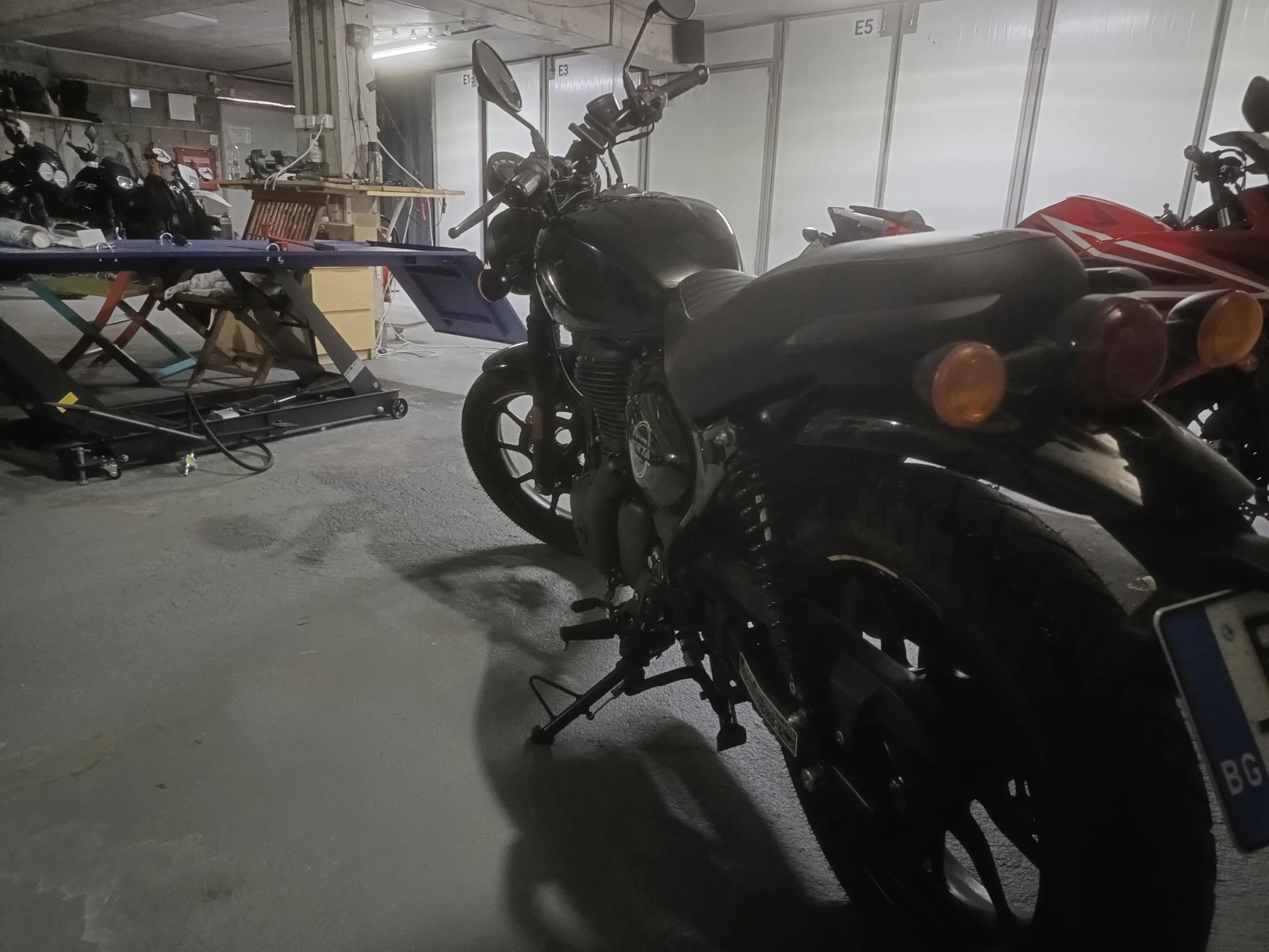 Royal Enfield Hunter HNTR Rebel Black, A2, ABS - изображение 4