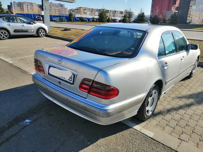 Mercedes-Benz E 220, снимка 3 - Автомобили и джипове - 49588192