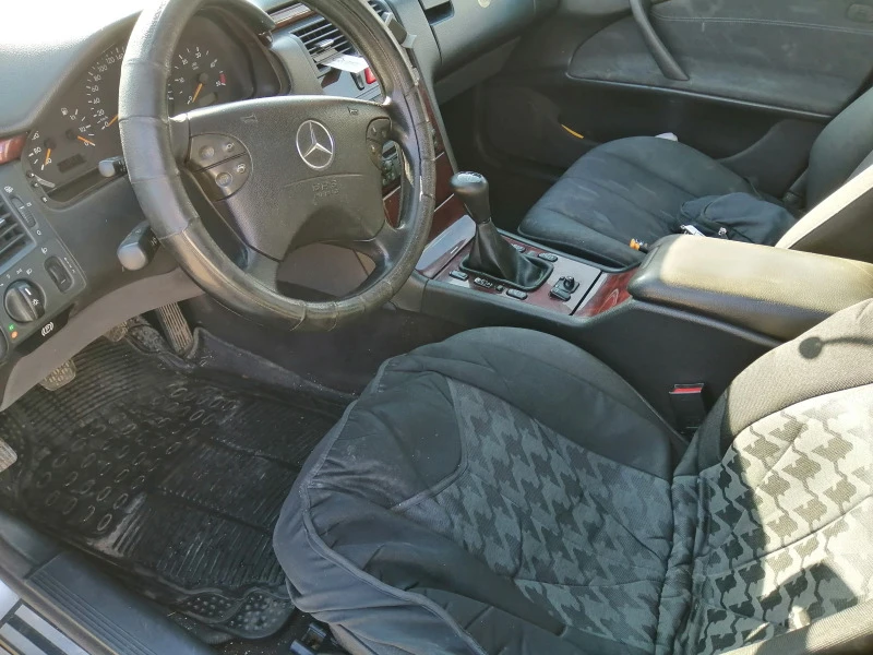 Mercedes-Benz E 220, снимка 6 - Автомобили и джипове - 47699372