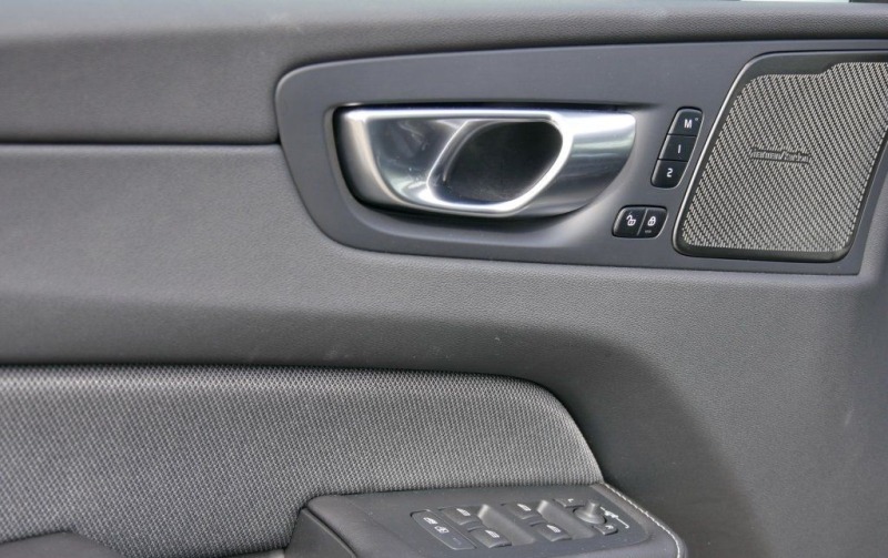 Volvo XC60 B4 AWD = Plus Bright= Гаранция, снимка 3 - Автомобили и джипове - 46138022