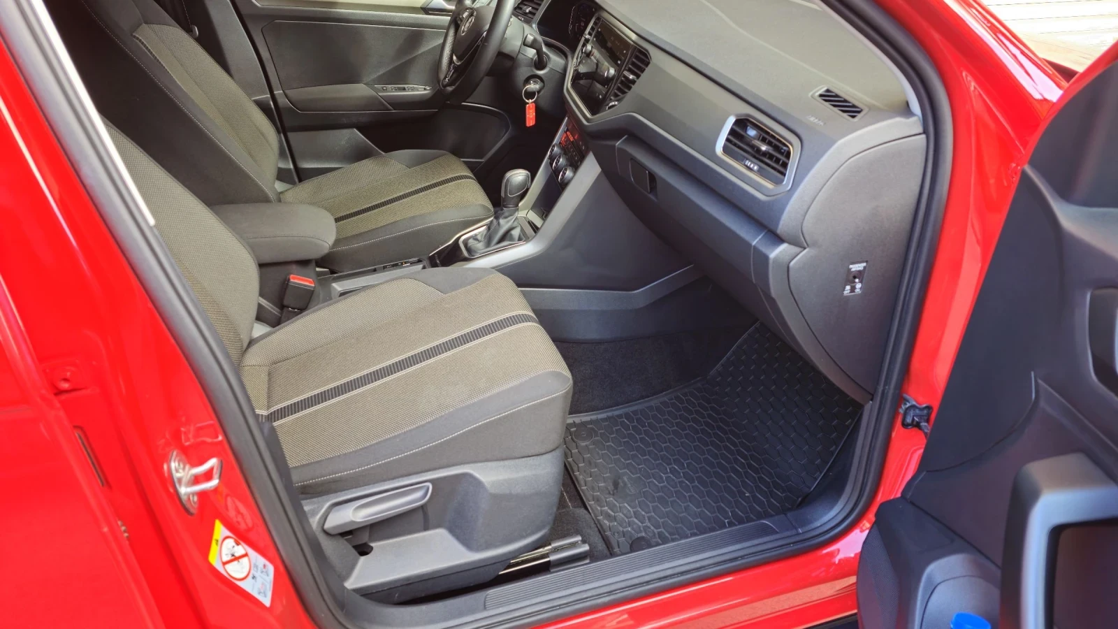 VW T-Roc, снимка 6 - Автомобили и джипове - 54260277