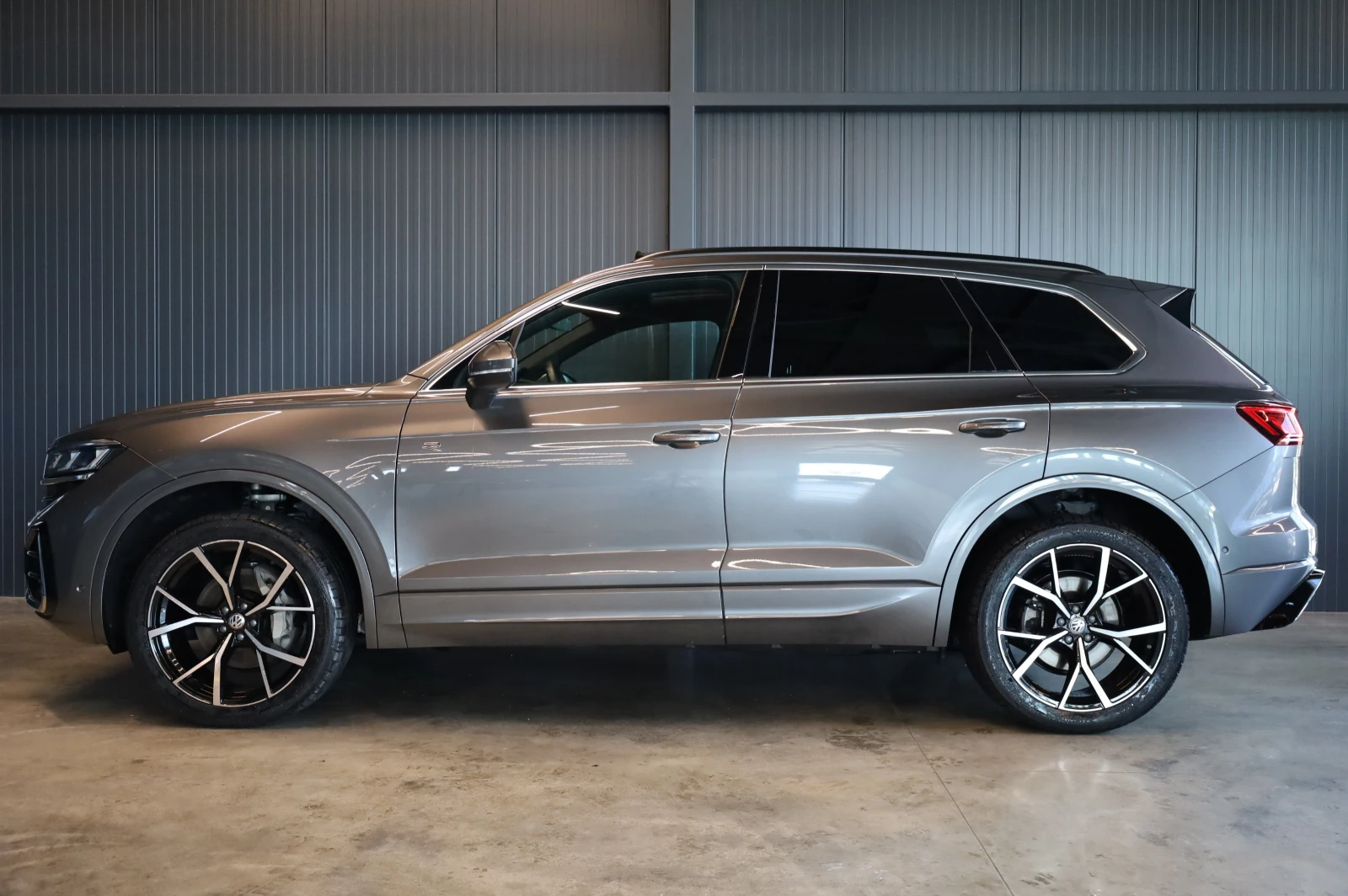 VW Touareg * NEW MODEL* R-LINE* IQ HD MATRIX LIGHTS* PANO!, снимка 3 - Автомобили и джипове - 54924075