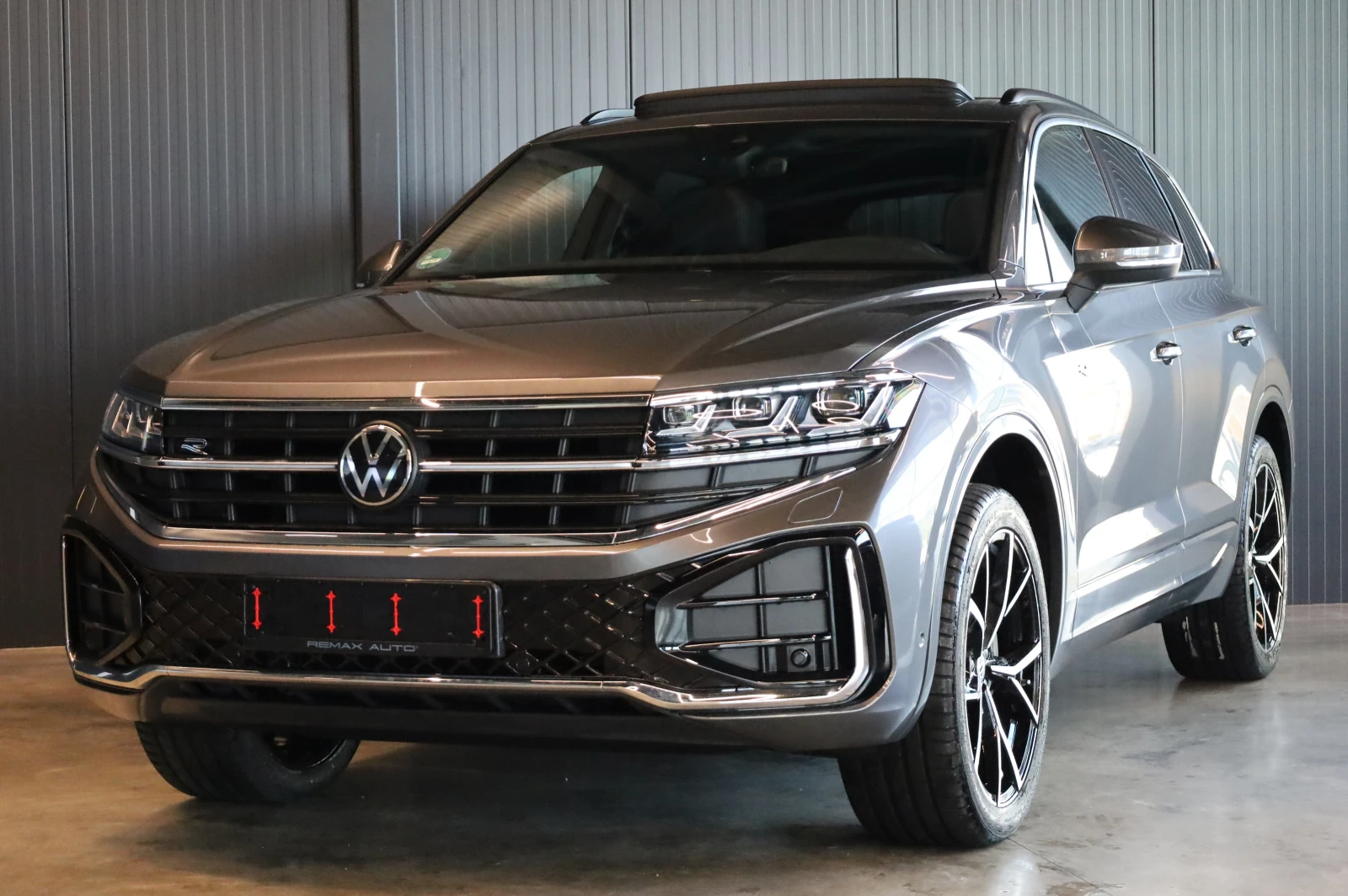 VW Touareg * NEW MODEL* R-LINE* IQ HD MATRIX LIGHTS* PANO!, снимка 5 - Автомобили и джипове - 54924075