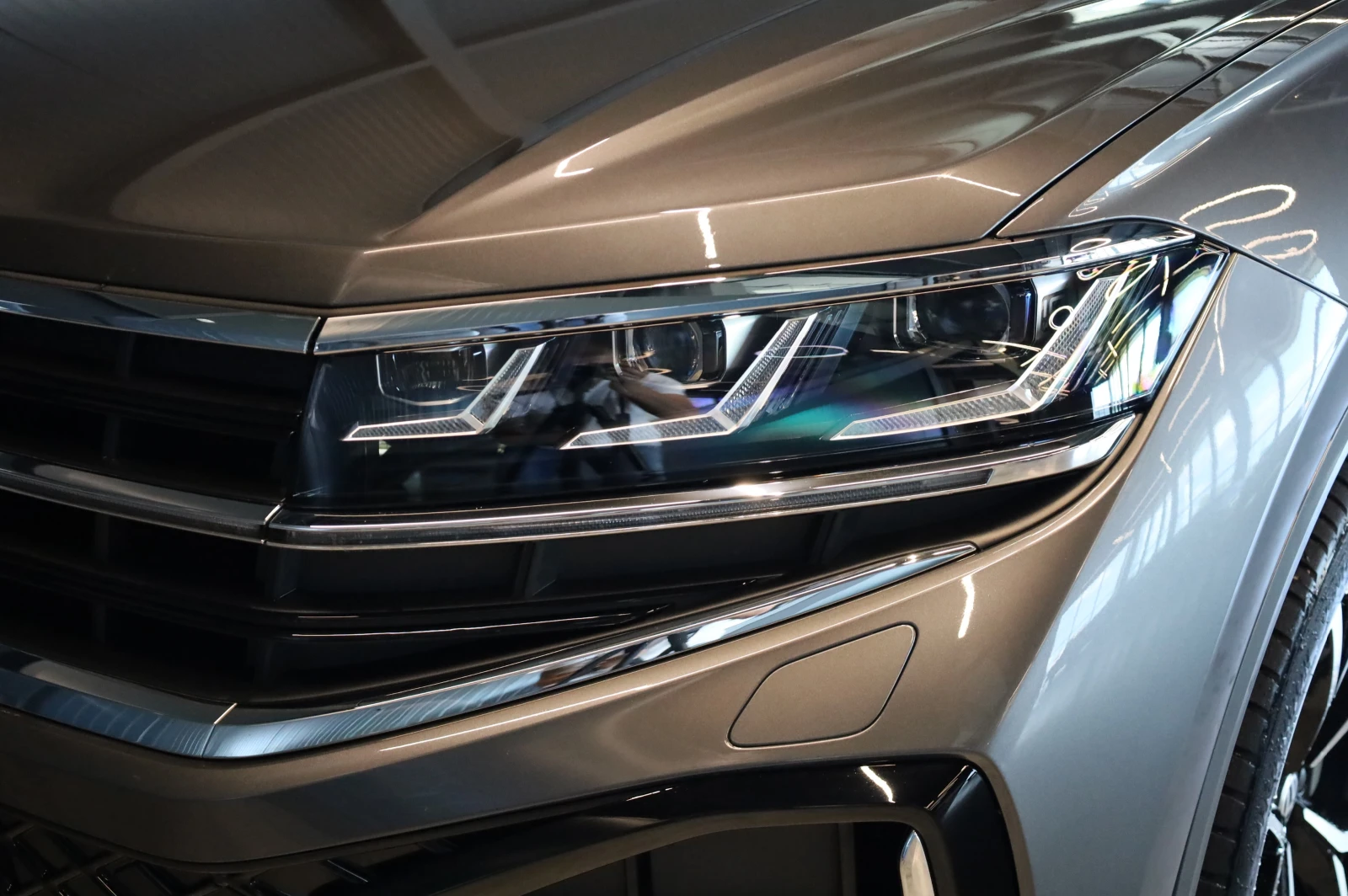 VW Touareg * NEW MODEL* R-LINE* IQ HD MATRIX LIGHTS* PANO!, снимка 4 - Автомобили и джипове - 54924075