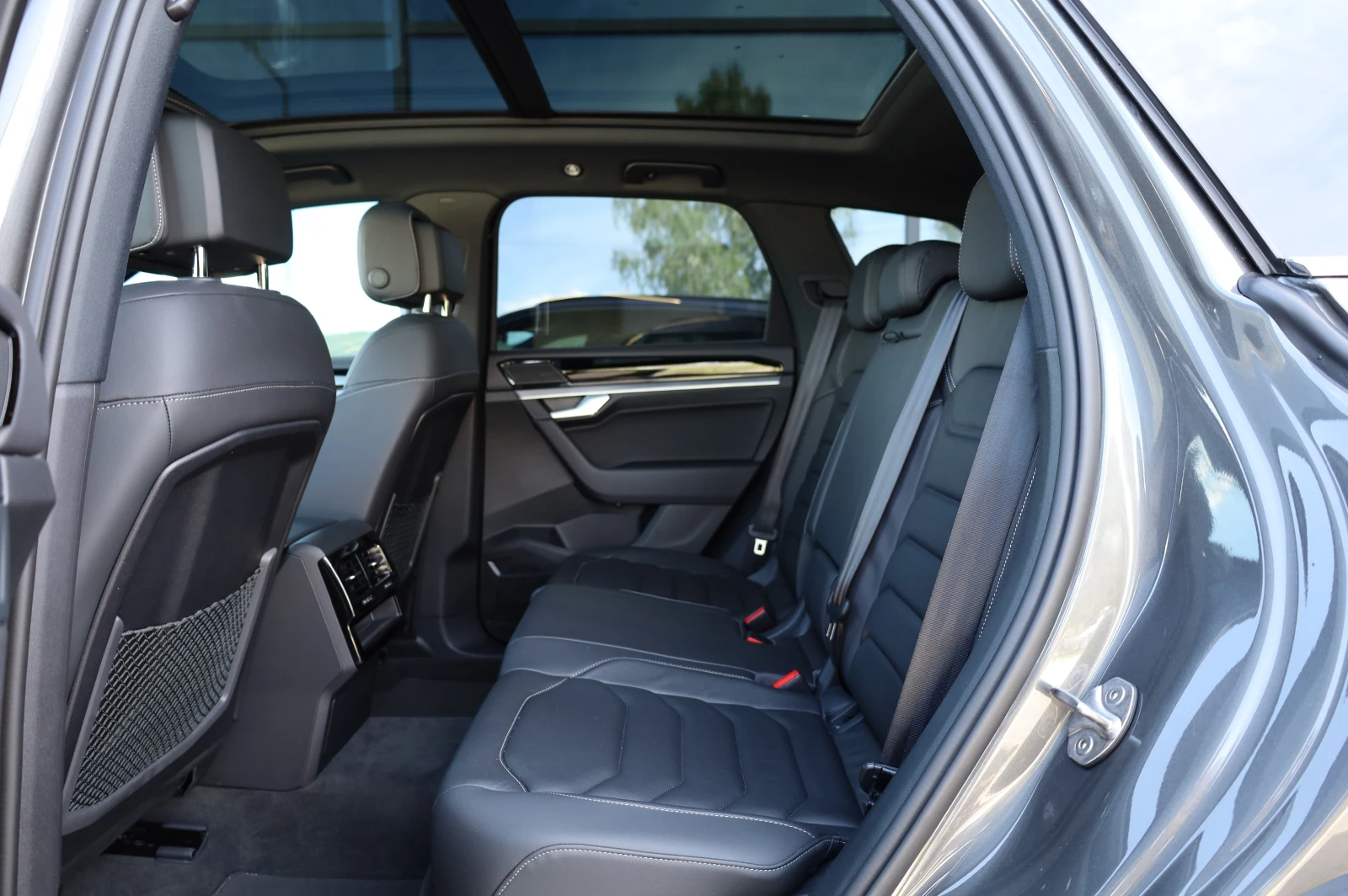 VW Touareg * NEW MODEL* R-LINE* IQ HD MATRIX LIGHTS* PANO!, снимка 16 - Автомобили и джипове - 54924075