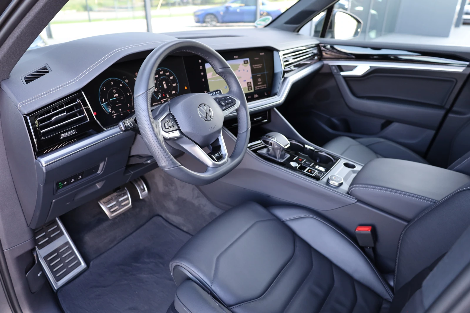 VW Touareg * NEW MODEL* R-LINE* IQ HD MATRIX LIGHTS* PANO!, снимка 11 - Автомобили и джипове - 54924075