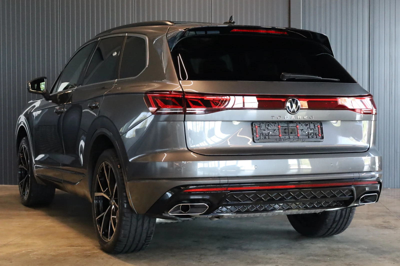 VW Touareg * NEW MODEL* R-LINE* IQ HD MATRIX LIGHTS* PANO!, снимка 6 - Автомобили и джипове - 54924075