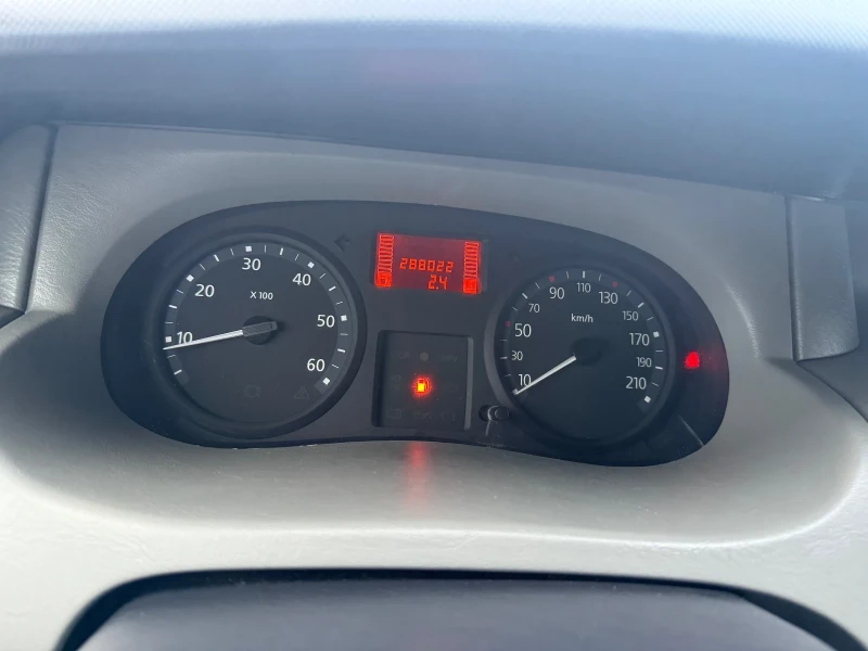 Renault Trafic 2.0, снимка 13 - Бусове и автобуси - 53128251