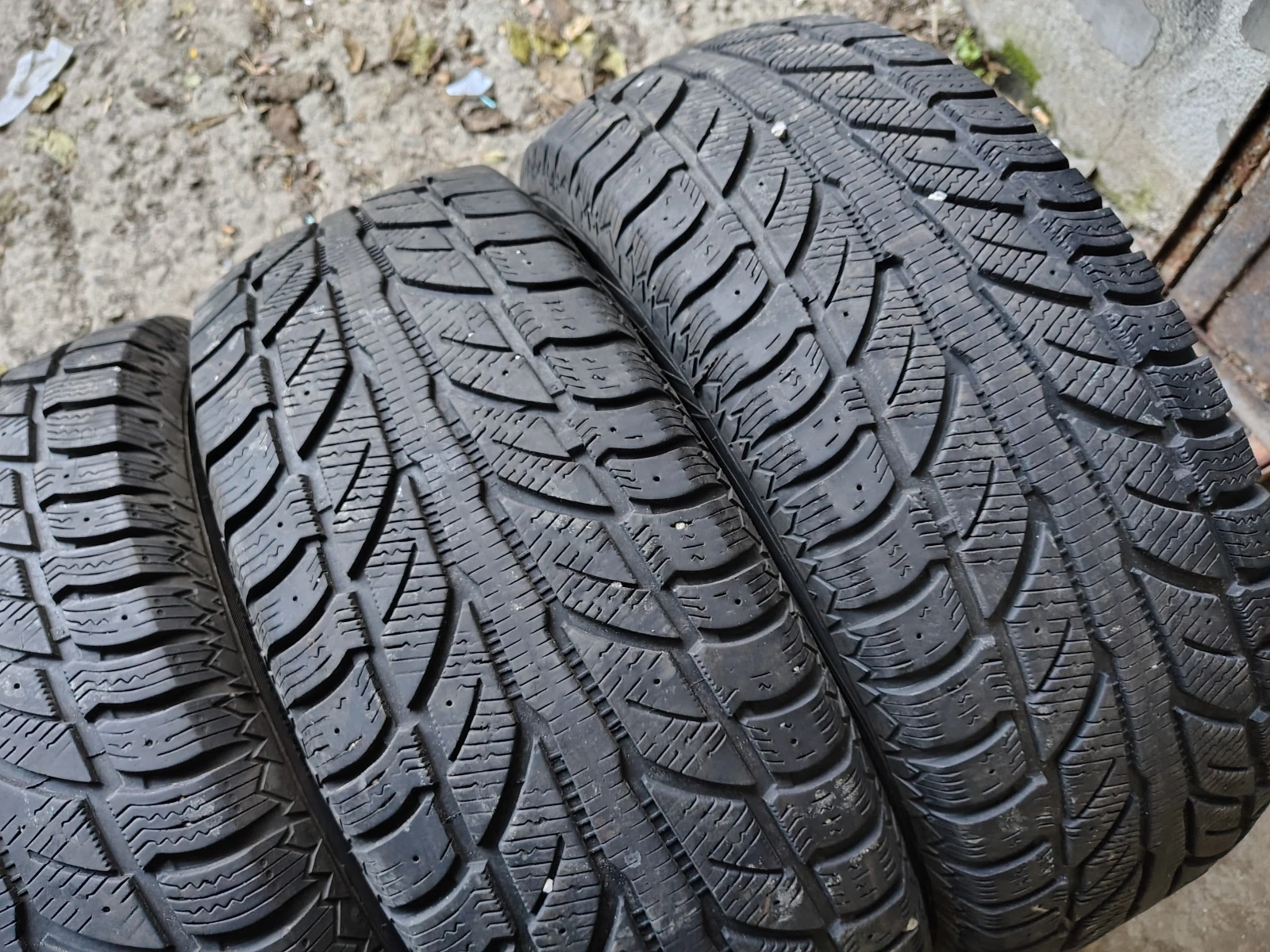 Гуми Зимни 245/70R16, снимка 3 - Гуми и джанти - 53776038