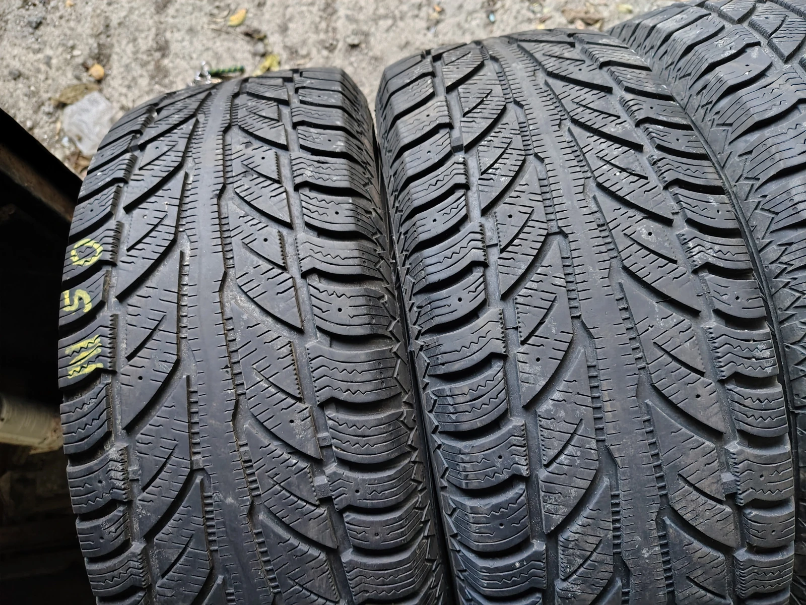 Гуми Зимни 245/70R16, снимка 2 - Гуми и джанти - 53776038
