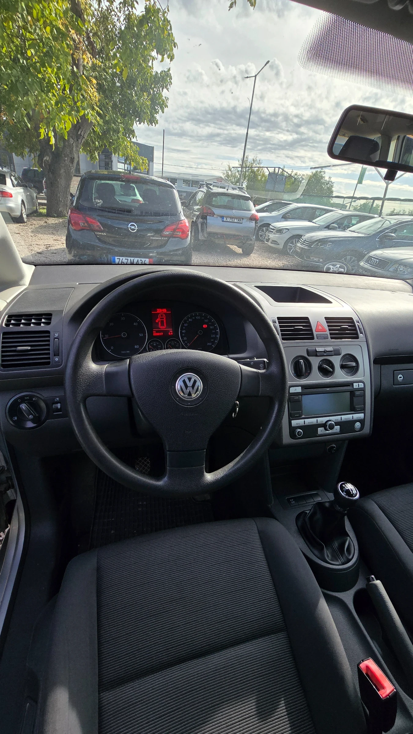 VW Touran 1.9 tdi 105 кс 6 Скорости  | Mobile.bg — изображение 9